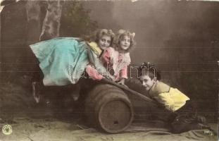 96 db RÉGI motívum képeslap, közte üdvözlő, művész, színész lapok, vegyes minőségben / 96 pre-1945 m...