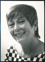 Faragó Vera (1937-2004) színésznő aláírása őt ábrázoló fotó hátulján
