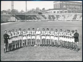 1963 A magyar labdarúgó válogatott 400. mérkőzése alkalmából kiadott Labdarúgás különszám + 3 fotó a...