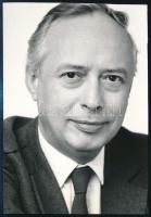 Szuhay Balázs (1935-2001) színész aláírása őt ábrázoló fotó hátulján