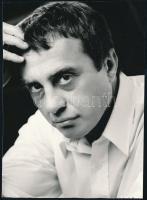 Bősze György (1941-2015) színész aláírása őt ábrázoló fotó hátulján