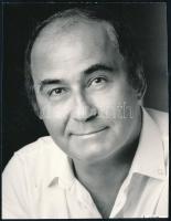 Buss Gyula (1927-2008) színész aláírása őt ábrázoló fotó hátulján