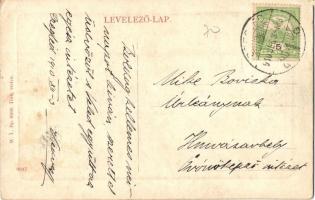 Cegléd, Kossuth tér, templom, kút, hölgy vízzel töltött kancsókkal. W. L. Bp. 6569. (EK)