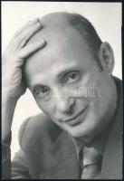 Gosztonyi János (1926-2014) rendező aláírása őt ábrázoló fotó hátulján