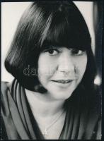 Schütz Ida (1944-2002) színésznő aláírása őt ábrázoló fotón