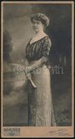 1912 Hölgy műtermi portréja, keményhátú fotó Uher Ödön budapesti műterméből, 24×13 cm