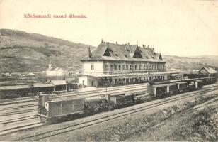 Kőrösmező, Jaszinya, Jasina, Yasinia; vasútállomás vagonokkal / Bahnhof / railway station with wagons