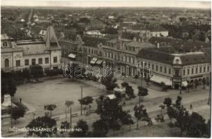 Hódmezővásárhely, Kossuth tér, Első Magyar Biztosító Társaság, Csemegeház, cukrászda, gyógyszertár, Vadász Miklós drogériája, Weisz Imre üzlete. Posztos Pál kiadása