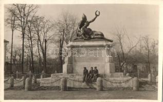 1932 Jászkisér, Hősök szobra
