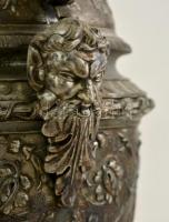 Historizáló fém vizeskorsó, márvány talapzaton, Zeusz és Vénusz fejekkel, antik jelenetekkel, m: 47 ...