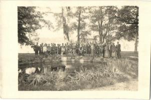 1925 Tatatóváros, Gróf Esterházy kertjében a szökőkút mellett, háttérben tó, csoportkép. photo