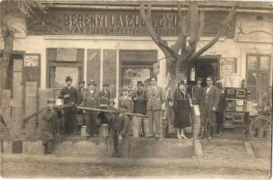 1928 Újkécske, Tiszakécske; Berényi László és Gyula vas, fűszer és festék kereskedése, csoportkép. photo