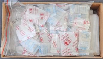 Kb. 1000 db B.O.P.P. nagyobb méretű (17 cm x 10,5 cm) műanyag képeslaptartó tok + kb. 0.5 kg párameg...