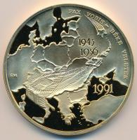 Fritz Mihály (1947-) 1991. "Pax Vobis - Béke veletek 1945-1956." aranyozott emlékérem (65mm) T:PP