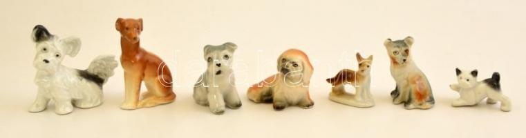 7 db mini porcelán kutya, kézzel festett, jelzés nélkül, hibátlan, m: 5 cm és 2 cm közötti méretben.