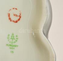 Hollóházi porcelán kutya, kézzel festett, jelzett, kis kopásnyomokkal, 20×12 cm