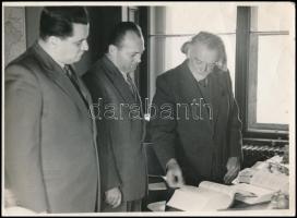 1954 Kodály Zoltán iskolalátogatáson(?), 2 db nagyméretű fotó, 18×24,5 cm