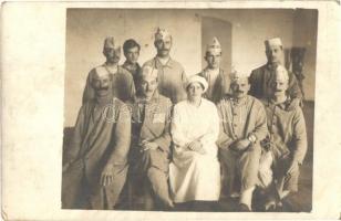 Szeged, Dermatologisches Zentralspital, sebesült katonák csoportképe / WWI K.u.k. injured soldiers, group photo (EK)