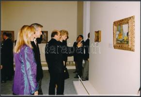 1995 Diana hercegnő kiállításmegnyitón, sajtófotó, hátulján feliratozva, 17×25,5 cm