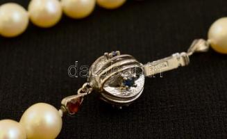 Igazgyöngy nyaklánc ezüst lezáróval, zafírral, csomózottan fűzött, 34,8 g / Pearl  necklace with sil...