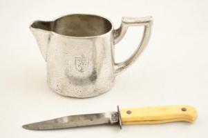 Jelzett fém tejkiöntő, m: 5 cm, és kis kés, h: 10 cm, gyerekjáték (babaházhoz)