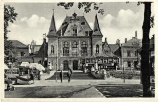 Kassa, Kosice; vasútállomás, Magyar Újság árus, villamos, piaci árusok / Bahnhof / railway station, tram, newspaper booth, market vendors