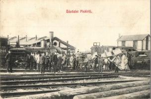 Piski, Simeria; vasúti szerencsétlenség a vágányokon, felborult gőzmozdony / railway disaster on the tracks, overturned locomotive