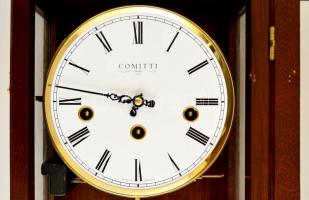 Comitti The Essex - Mahogany márkájú ingajáratos, negyedütős modern falióra fa és üveg tokkal, két m...