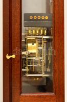 Comitti The Essex - Mahogany márkájú ingajáratos, negyedütős modern falióra fa és üveg tokkal, két m...