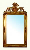 XIX. sz.: Nagyméretű faragott velencei tükör. Faragott fa, gipsz rátétekkel, gazdagon díszítve. Gipsz díszek egy része megerősítésre szorul, hiányos. Tükör mérete: 103x61 cm, Teljes magasság 152 cm / Large carved mirror.