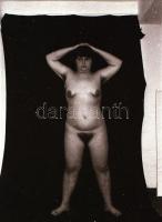 cca 1970 12 db szolidan erotikus fotónegatív, 24x36 mm