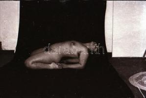 cca 1970 12 db szolidan erotikus fotónegatív, 24x36 mm