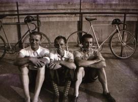 cca 1967 Pelvássy Ferenc (?-?) kerékpár versenyző hagyatékából 10 db vintage fotó és 9 db vintage ne...