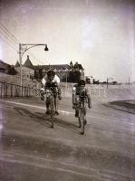 cca 1967 Pelvássy Ferenc (?-?) kerékpár versenyző hagyatékából 10 db vintage fotó és 9 db vintage ne...