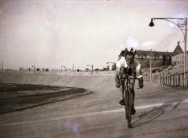 cca 1967 Pelvássy Ferenc (?-?) kerékpár versenyző hagyatékából 10 db vintage fotó és 9 db vintage ne...