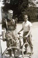 cca 1967 Pelvássy Ferenc (?-?) kerékpár versenyző hagyatékából 10 db vintage fotó és 9 db vintage ne...