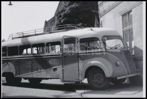 Autóbuszok vegyes tétele különféle korokból, 13 db vintage negatív + 9 db vintage fotó és/vagy mai n...