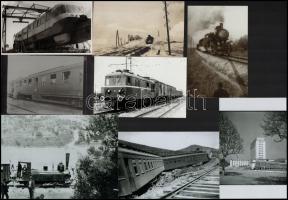 Vasúti szerelvények, mozdonyok vegyes tétele különféle korokból, 13 db vintage fotó és/vagy mai nagyítás, 4x9 cm és 13x18 cm között