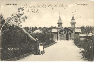 1915 Hévíz, Fürdőbejárat, napernyős hölgy