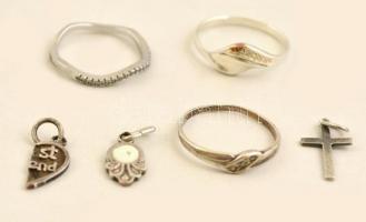 Ezüst (Ag.) tárgyak: gyűrűk, medálok, némelyik berakásokkal, nagy részük jelzett, különböző méretben, bruttó 6,1 g