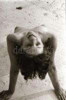 cca 1968 Női praktikák, szolidan erotikus felvételek, 5 db vintage fotó + 6 db vintage negatív, a po...