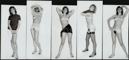 cca 1968 Női praktikák, szolidan erotikus felvételek, 5 db vintage fotó + 6 db vintage negatív, a po...