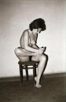 cca 1970 Az érkezés és üdvözlés utáni pillanatok, szolidan erotikus felvételek, 5 db vintage fotó + ...