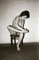 cca 1970 Az érkezés és üdvözlés utáni pillanatok, szolidan erotikus felvételek, 5 db vintage fotó + ...