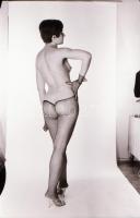 cca 1971 Vázlatok az akt-aktákból, szolidan erotikus felvételek, 4 db vintage fotó + 5 db vintage ne...