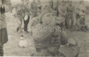 II. világháborús ivó magyar katona / WWII Hungarian drinking soldier, photo (EK)