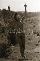 cca 1976 Műteremből ki a szabadba, szolidan erotikus felvételek, 34 db vintage negatív, 24x36 mm