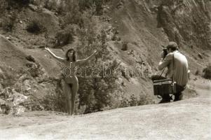 cca 1976 Műteremből ki a szabadba, szolidan erotikus felvételek, 34 db vintage negatív, 24x36 mm