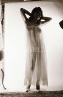 cca 1976 Műteremből ki a szabadba, szolidan erotikus felvételek, 34 db vintage negatív, 24x36 mm