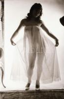 cca 1976 Műteremből ki a szabadba, szolidan erotikus felvételek, 34 db vintage negatív, 24x36 mm